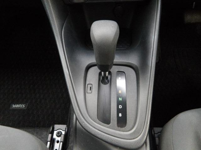 ヤリス Ｘ　ブルートゥース対応純正ディスプレイオーディオ　バックカメラ　衝突軽減ブレーキ　コーナーセンサー　ステアリングリモコン　ＥＴＣ　オートヘッドライト　オートハイビーム　レーンアシスト　フロアマット（18枚目）
