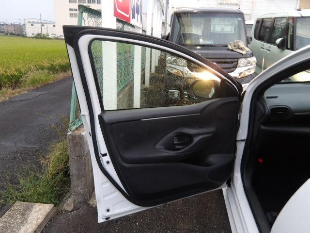 ヤリス Ｘ　ブルートゥース対応純正ディスプレイオーディオ　バックカメラ　衝突軽減ブレーキ　コーナーセンサー　ステアリングリモコン　ＥＴＣ　オートヘッドライト　オートハイビーム　レーンアシスト　フロアマット（47枚目）