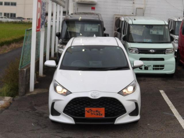 ヤリス Ｘ　ブルートゥース対応純正ディスプレイオーディオ　バックカメラ　衝突軽減ブレーキ　コーナーセンサー　ステアリングリモコン　ＥＴＣ　オートヘッドライト　オートハイビーム　レーンアシスト　フロアマット（4枚目）