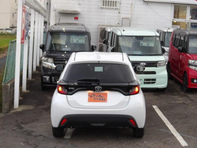ヤリス Ｘ　ブルートゥース対応純正ディスプレイオーディオ　バックカメラ　衝突軽減ブレーキ　コーナーセンサー　ステアリングリモコン　ＥＴＣ　オートヘッドライト　オートハイビーム　レーンアシスト　フロアマット（5枚目）