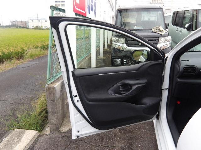 ヤリス Ｘ　ブルートゥース対応純正ディスプレイオーディオ　バックカメラ　衝突軽減ブレーキ　コーナーセンサー　ステアリングリモコン　ＥＴＣ　オートヘッドライト　オートハイビーム　レーンアシスト　フロアマット（48枚目）