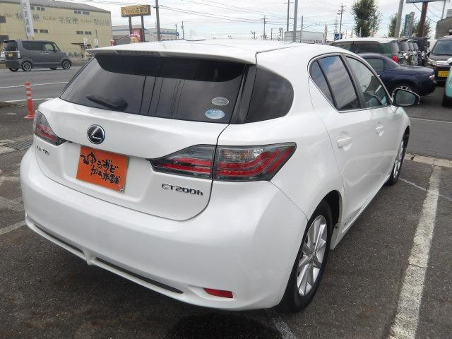 CT CT200h バージョンC クルーズコントロール アイドリングストップ 純正HDDナビ フルセグテレビ ETC シートヒーター ステアリングリモコン HIDオートヘッドライト プッシュスタート スマートキー2つ トノカバー(10枚目)