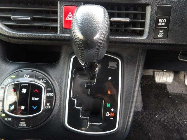 ヴォクシー V クルーズコントロール コーナーセンサー アイドリングストップ 両側パワースライドドア リヤモニター リヤエアコン 純正9インチSDナビ Bluetooth接続 フルセグテレビ バックカメラ ETC(13枚目)