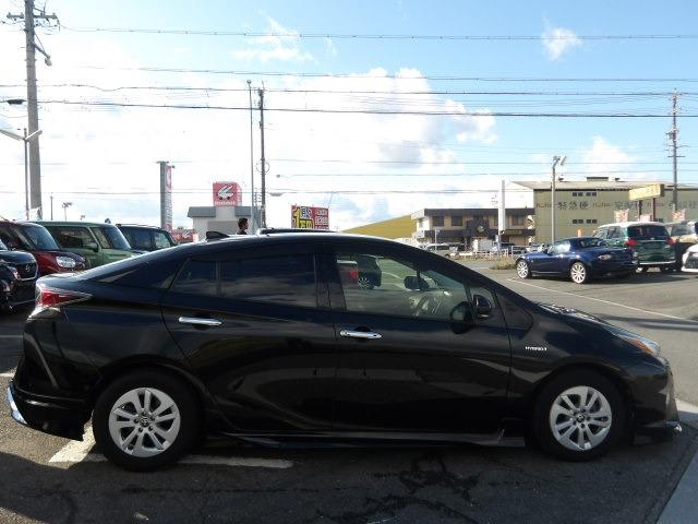 プリウス Ｓセーフティプラス　ブルートゥース対応純正９インチナビ　フルエアロ　クルーズコントロール　ヘッドアップディスプレイ　オートハイビーム　衝突軽減ブレーキ　デジタルインナーミラー型ドラレコ　バックカメラ　ＥＴＣ（6枚目）