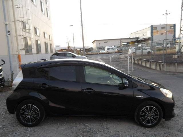 アクア Ｇ　純正フルセグナビ　ブルートゥース対応　ワンオーナー　バックカメラ　ＥＴＣ　ステアリングリモコン　スマートキー　プッシュスタート　オートエアコン　ウィンカーミラー　社外１５インチアルミホイール（6枚目）