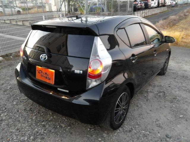 アクア Ｇ　純正フルセグナビ　ブルートゥース対応　ワンオーナー　バックカメラ　ＥＴＣ　ステアリングリモコン　スマートキー　プッシュスタート　オートエアコン　ウィンカーミラー　社外１５インチアルミホイール（10枚目）