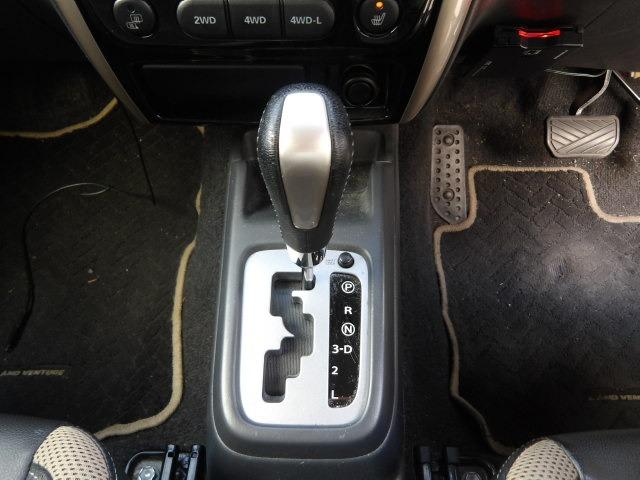 ジムニー ランドベンチャー ターボ パートタイム4WD 前後ドライブレコーダー シートヒーター ステアリモコン ETC KENWOODメモリーナビ フロアマット 16インチ純正アルミホイール キーレスキー 電動格納ドアミラー(13枚目)