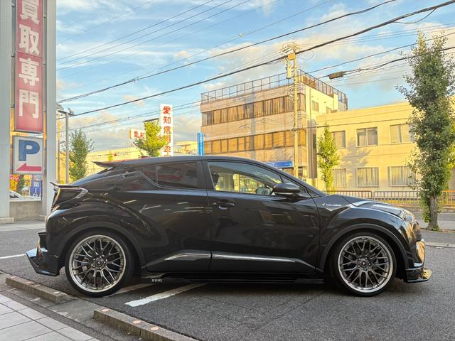 Ｃ－ＨＲ Ｓ　ＬＥＤパッケージ　ＫＵＨＬ　ＲＡＣＩＮＧエアロ・２０インチＡＷ・マフラー／車高調／社外９インチナビ・バックカメラ・フルセグＴＶ／セーフティセンス／レーダークルーズコントロール／ＬＥＤヘッドライト／ＥＴＣ（7枚目）
