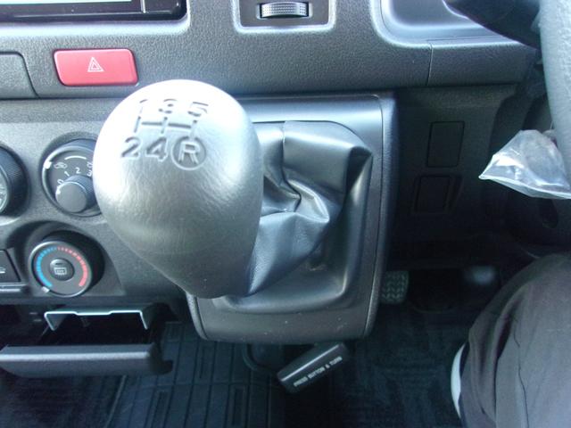 ハイエースバン ロングDX GLパッケージ 5速MT ワンオーナー禁煙車 板金塗装歴無し 車検毎全整備記録簿あり セーフティーセンス 純正ナビTVバックカメラ ソーラーIMPACT製合せガラス モデリスタスポイラー キーレス LEDヘットライト(28枚目)