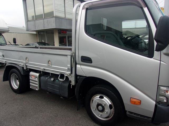ダイナトラック ベースグレード　法人ワンオーナー禁煙車　車検毎の全整備記録簿　６ＭＴ　ディーゼルターボ　積載２トン　車線逸脱警報　衝突軽減ブレーキ　ＬＥＤヘッド　ドラレコ　バックカメラ　ＥＴＣ　全国対応保証付　実走行２３０００キロ（4枚目）