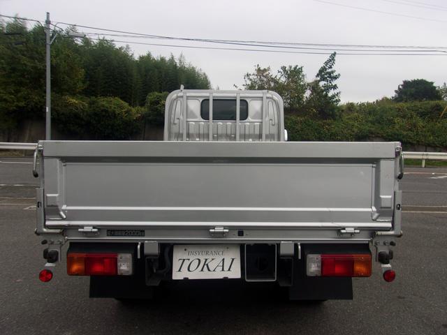 ダイナトラック ベースグレード　法人ワンオーナー禁煙車　車検毎の全整備記録簿　６ＭＴ　ディーゼルターボ　積載２トン　車線逸脱警報　衝突軽減ブレーキ　ＬＥＤヘッド　ドラレコ　バックカメラ　ＥＴＣ　全国対応保証付　実走行２３０００キロ（6枚目）