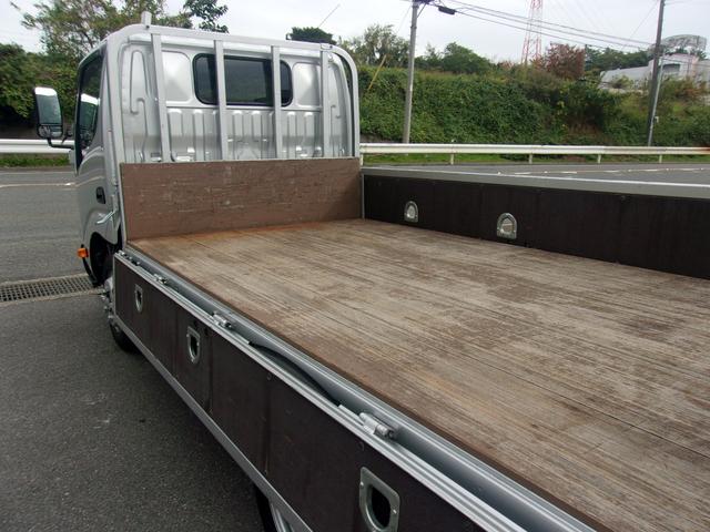 ダイナトラック ベースグレード　法人ワンオーナー禁煙車　車検毎の全整備記録簿　６ＭＴ　ディーゼルターボ　積載２トン　車線逸脱警報　衝突軽減ブレーキ　ＬＥＤヘッド　ドラレコ　バックカメラ　ＥＴＣ　全国対応保証付　実走行２３０００キロ（17枚目）