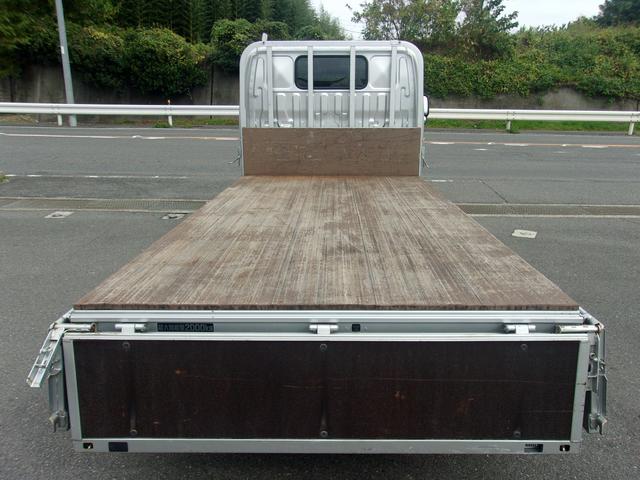 ダイナトラック ベースグレード　法人ワンオーナー禁煙車　車検毎の全整備記録簿　６ＭＴ　ディーゼルターボ　積載２トン　車線逸脱警報　衝突軽減ブレーキ　ＬＥＤヘッド　ドラレコ　バックカメラ　ＥＴＣ　全国対応保証付　実走行２３０００キロ（18枚目）