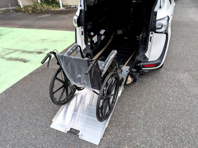 シエンタ Ｇ　福祉車輌　バックカメラ　レーンアシスト　衝突被害軽減システム　両側電動スライドドア　オートマチックハイビーム　スマートキー　アイドリングストップ　電動格納ミラー　ＣＶＴ　アルミホイール（4枚目）