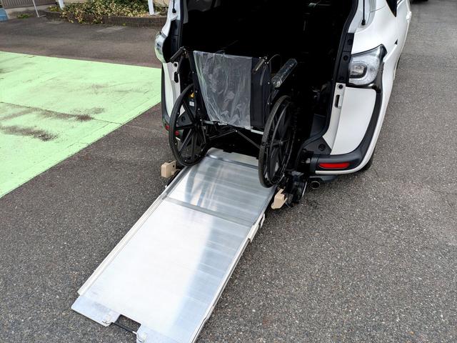 シエンタ Ｇ　福祉車輌　バックカメラ　レーンアシスト　衝突被害軽減システム　両側電動スライドドア　オートマチックハイビーム　スマートキー　アイドリングストップ　電動格納ミラー　ＣＶＴ　アルミホイール（5枚目）