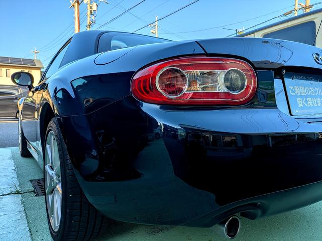 ロードスター ＲＳ　ＲＨＴ　オープンカー　ＥＴＣ　バックカメラ　ＨＩＤ　ＭＴ　スマートキー　シートヒーター　アルミホイール　盗難防止システム　衝突安全ボディ　ＡＢＳ　ＵＳＢ　エアコン　パワーステアリング　パワーウィンドウ（11枚目）