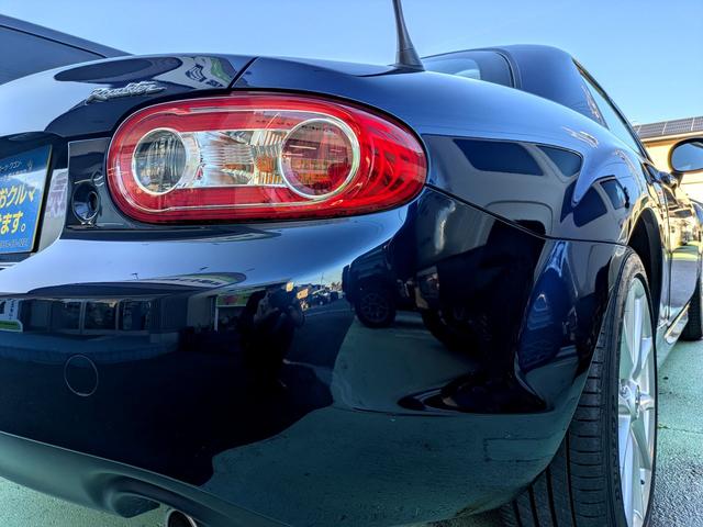 ロードスター ＲＳ　ＲＨＴ　オープンカー　ＥＴＣ　バックカメラ　ＨＩＤ　ＭＴ　スマートキー　シートヒーター　アルミホイール　盗難防止システム　衝突安全ボディ　ＡＢＳ　ＵＳＢ　エアコン　パワーステアリング　パワーウィンドウ（13枚目）