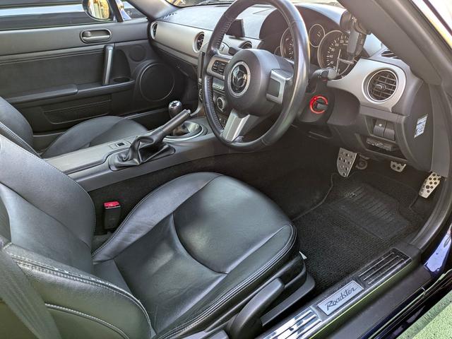 ロードスター ＲＳ　ＲＨＴ　オープンカー　ＥＴＣ　バックカメラ　ＨＩＤ　ＭＴ　スマートキー　シートヒーター　アルミホイール　盗難防止システム　衝突安全ボディ　ＡＢＳ　ＵＳＢ　エアコン　パワーステアリング　パワーウィンドウ（17枚目）