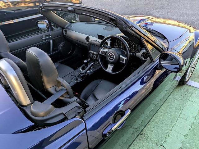 ロードスター ＲＳ　ＲＨＴ　オープンカー　ＥＴＣ　バックカメラ　ＨＩＤ　ＭＴ　スマートキー　シートヒーター　アルミホイール　盗難防止システム　衝突安全ボディ　ＡＢＳ　ＵＳＢ　エアコン　パワーステアリング　パワーウィンドウ（33枚目）