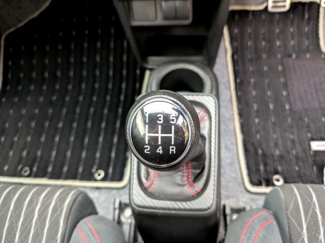 アルトワークス ベースグレード　４ＷＤ　ＥＴＣ　オートライト　ＨＩＤ　スマートキー　ＭＴ　盗難防止システム　ＡＢＳ　ＥＳＣ　衝突安全ボディ　エアコン　パワーステアリング　パワーウィンドウ（11枚目）