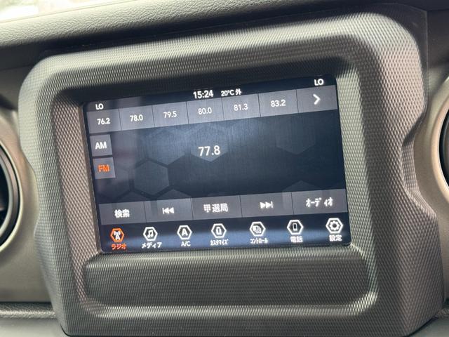 ジープ・ラングラーアンリミテッド スポーツ　アップルカープレイ　バックカメラ　ＥＴＣ　アダプティブクルーズ　オートライト　ダウンヒルアシストコントロール　クリアランスソナー　純正１７インチアルミ　スマートキー　ＬＥＤヘッド　４ＷＤ（3枚目）