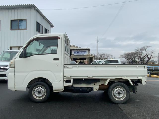 サンバートラック ＴＢ　５速マニュアル　４ＷＤ　エアコン　パワーステアリング　三方開　純正ＡＭ／ＦＭラジオ　ヘッドライトレべライザー　軽トラック（6枚目）