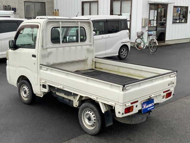 サンバートラック ＴＢ　５速マニュアル　４ＷＤ　エアコン　パワーステアリング　三方開　純正ＡＭ／ＦＭラジオ　ヘッドライトレべライザー　軽トラック（9枚目）