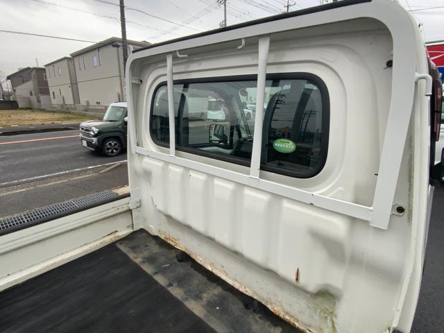 サンバートラック ＴＢ　５速マニュアル　４ＷＤ　エアコン　パワーステアリング　三方開　純正ＡＭ／ＦＭラジオ　ヘッドライトレべライザー　軽トラック（15枚目）