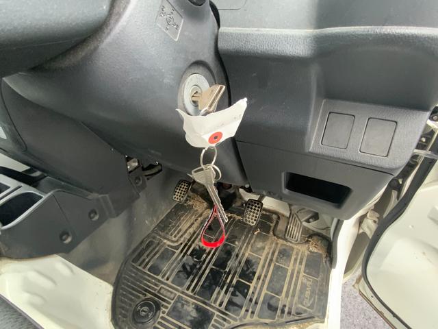 サンバートラック ＴＢ　５速マニュアル　４ＷＤ　エアコン　パワーステアリング　三方開　純正ＡＭ／ＦＭラジオ　ヘッドライトレべライザー　軽トラック（17枚目）