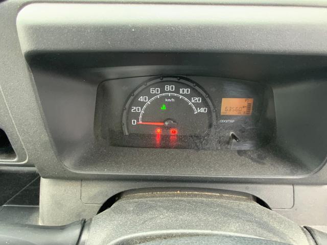 サンバートラック ＴＢ　５速マニュアル　４ＷＤ　エアコン　パワーステアリング　三方開　純正ＡＭ／ＦＭラジオ　ヘッドライトレべライザー　軽トラック（18枚目）