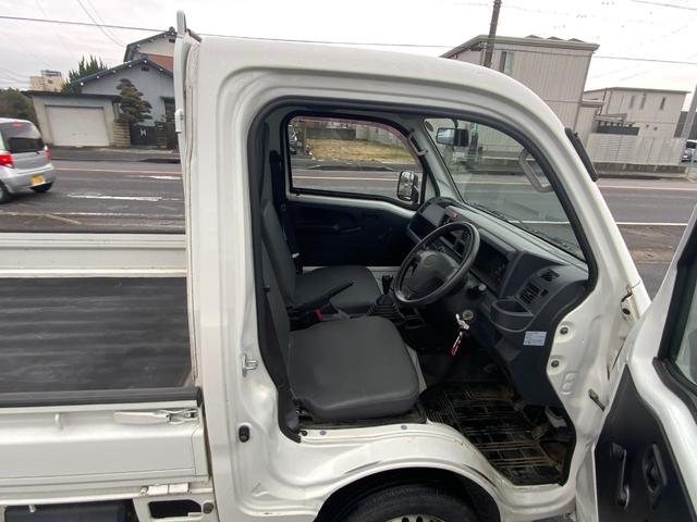 サンバートラック ＴＢ　５速マニュアル　４ＷＤ　エアコン　パワーステアリング　三方開　純正ＡＭ／ＦＭラジオ　ヘッドライトレべライザー　軽トラック（23枚目）