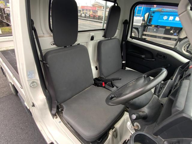 サンバートラック ＴＢ　５速マニュアル　４ＷＤ　エアコン　パワーステアリング　三方開　純正ＡＭ／ＦＭラジオ　ヘッドライトレべライザー　軽トラック（26枚目）