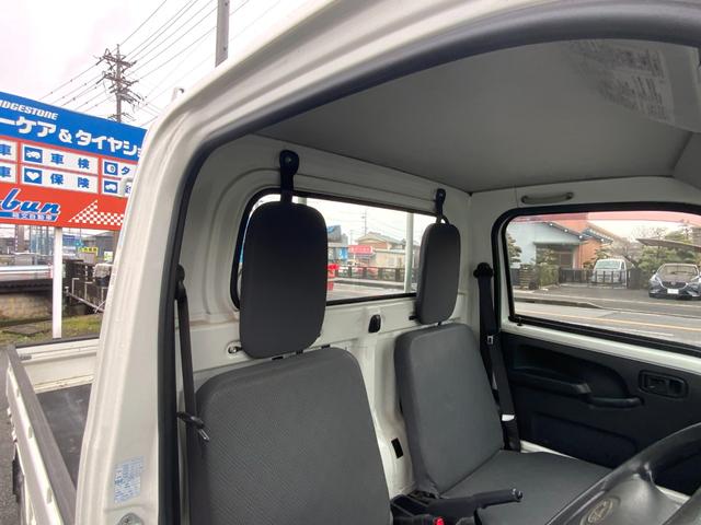 サンバートラック ＴＢ　５速マニュアル　４ＷＤ　エアコン　パワーステアリング　三方開　純正ＡＭ／ＦＭラジオ　ヘッドライトレべライザー　軽トラック（27枚目）