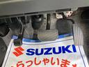 運転席足元も広々です。パーキングブレーキはフット式になります。