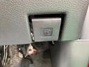 燃料給油口のレバーは、運転席右前にあります。手の届く位置に配置されておりますので、扱いやすいです。