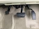 運転席足元も広々です。パーキングブレーキはフット式になります。