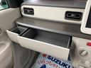 助手席前には、薄型のボックスティッシュが収納できる小物入れとドリンクホルダーがあります。
