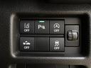 【車線逸脱警報機能】ブザー音とメーター表示で車線からのはみ出しを警報します。元の車線に戻す機能ではないため、警報後はご自身でステアリングを操作して下さい。