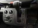 ご納車後の定期的点検に合わせて、「エンジンオイル&フィルター交換」を行うお得なメンテナンスパッケージの「安心メンテナンスパック」をおすすめしております。詳細については当店スタッフまでお尋ねください。