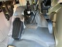 車内の中で汚れやすい足元、綺麗になっております。