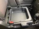 助手席のシート下にも収納がございます。
