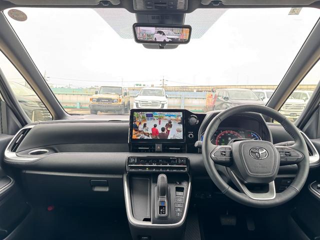 ヴォクシー ハイブリッドＳ－Ｚ　パノラミックビューモニター　デジタルインナーミラー　ＢＳＭ　１０．５型ナビ　フルセグＴＶ　後席モニター　パワーバックドア　三眼ＬＥＤヘッド　ＡＣ１００Ｖ　前席＆後席シートヒーター　ＥＴＣ２．０　ＨＵＤ（3枚目）