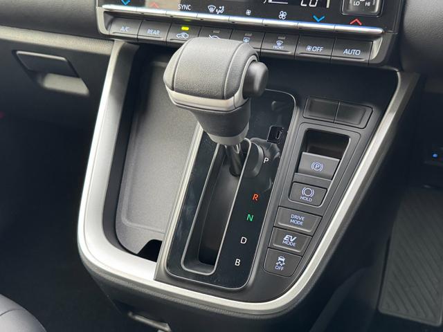 TOYOTA NOAH HYBRID S-Z