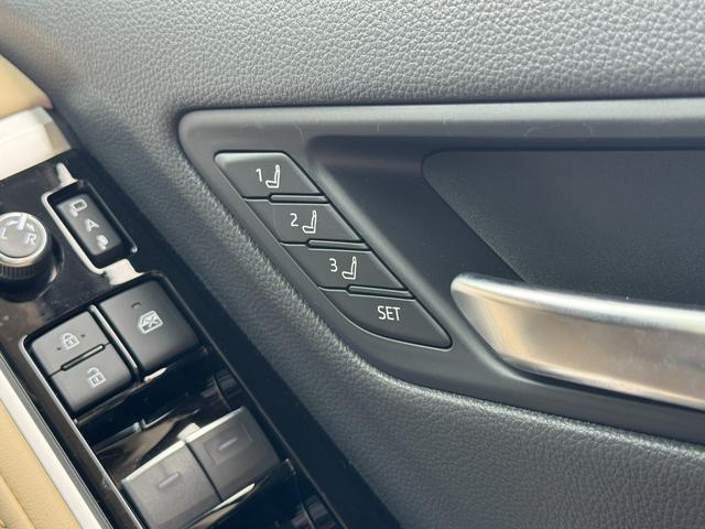 【シートメモリー】お好みのシートポジションを記録しておけます！ポジションがずれてもボタン一つで復帰が可能です！上級グレードに装備される贅沢な装備品ですね！快適にお車をお使いいただけます！ご体感ください