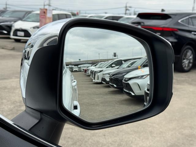 【ブラインドスポットモニター】ミラーに映らない死角に車両がいる場合、サイドミラーに設置されたマーカーが光って危険をお知らせします！他にも安全装置が多数装備されたおりますので、是非ご来店くださいませ！