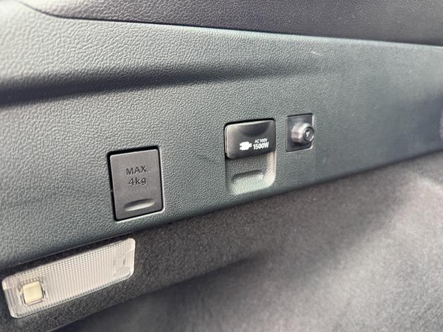 プリウス ＳセーフティプラスＩＩ　８インチディスプレイオーディオナビ　バックカメラ　ブラインドスポットモニター　スペアタイヤ　アクセサリーコンセント　トヨタセーフティーセンス　レーダークルーズコントロール　ＥＴＣ　１５アルミホイール（6枚目）