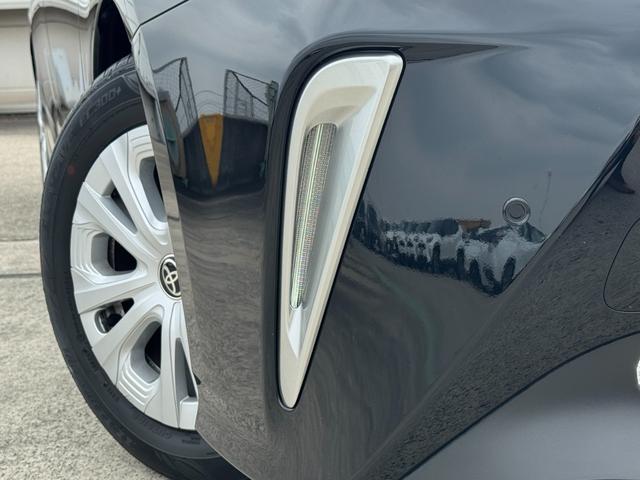 プリウス ＳセーフティプラスＩＩ　８インチディスプレイオーディオナビ　バックカメラ　ブラインドスポットモニター　スペアタイヤ　アクセサリーコンセント　トヨタセーフティーセンス　レーダークルーズコントロール　ＥＴＣ　１５アルミホイール（12枚目）