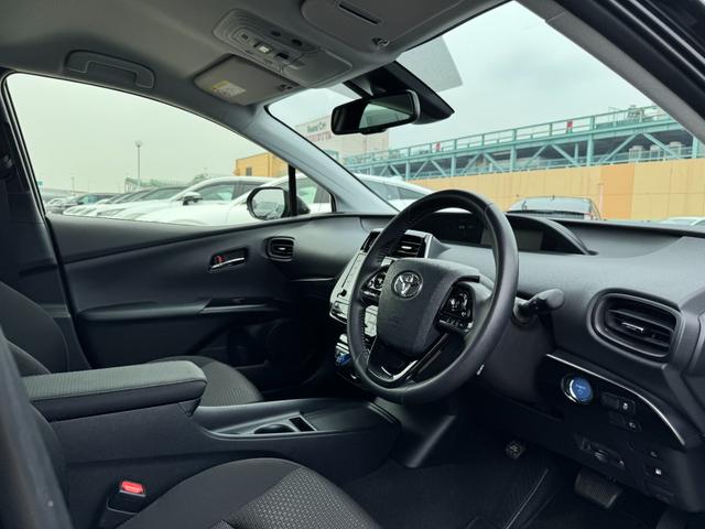 プリウス ＳセーフティプラスＩＩ　８インチディスプレイオーディオナビ　バックカメラ　ブラインドスポットモニター　スペアタイヤ　アクセサリーコンセント　トヨタセーフティーセンス　レーダークルーズコントロール　ＥＴＣ　１５アルミホイール（39枚目）