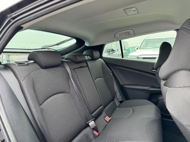 プリウス ＳセーフティプラスＩＩ　８インチディスプレイオーディオナビ　バックカメラ　ブラインドスポットモニター　スペアタイヤ　アクセサリーコンセント　トヨタセーフティーセンス　レーダークルーズコントロール　ＥＴＣ　１５アルミホイール（40枚目）