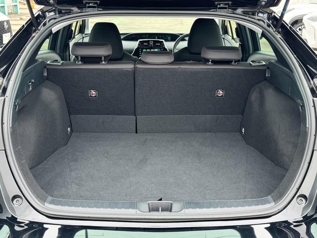 プリウス ＳセーフティプラスＩＩ　８インチディスプレイオーディオナビ　バックカメラ　ブラインドスポットモニター　スペアタイヤ　アクセサリーコンセント　トヨタセーフティーセンス　レーダークルーズコントロール　ＥＴＣ　１５アルミホイール（42枚目）